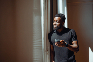 Svalner Atlaksen työntekijä puhuu puhelimeen kaiuttimella.