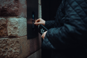 Svalner Atlaksen työntekijä menossa tekemään veroraportointia.